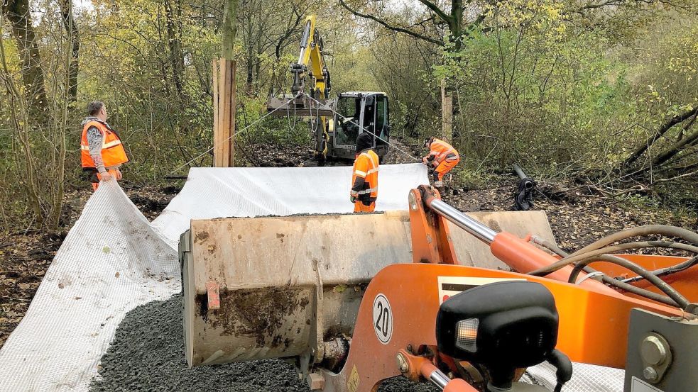Die Arbeiten an der neuen sogenannten Schnellradwegverbindung zwischen Ihrhove und Esklum schreiten voran. Auf den zuvor verlegten Planen wird eine Schotterschicht aufgebracht. Foto: Ammermann