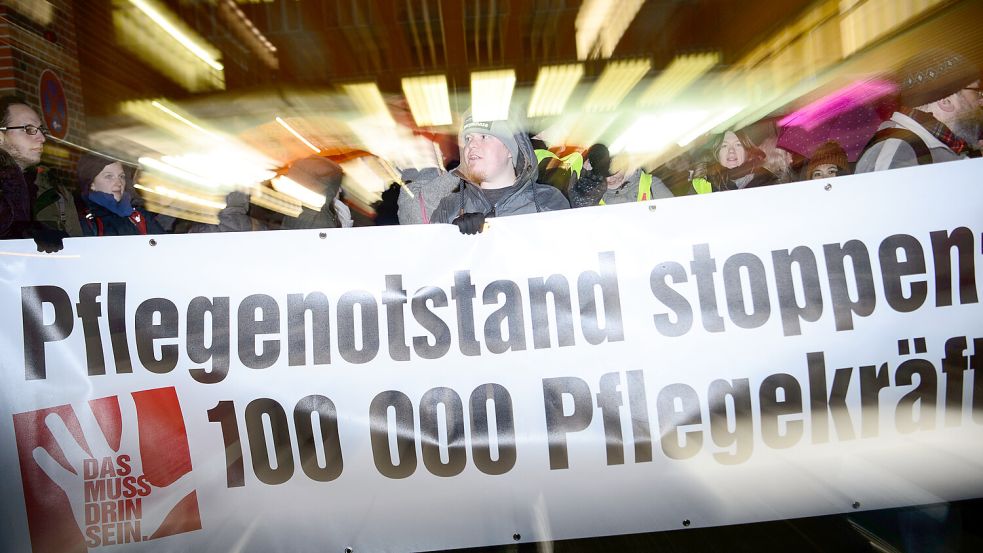 Bei einem Streik halten Pflegekräfte ein Banner mit der Aufschrift „Pflegenotstand stoppen“ hoch. Ist das noch realistisch? Foto: dpa/Sina Schuldt