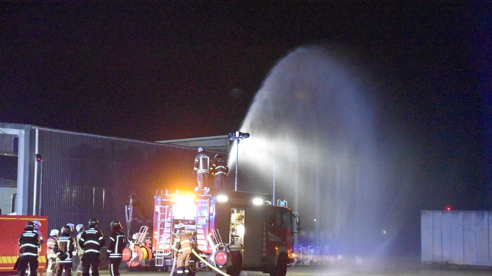 Auch eine Brandbekämpfung wurde geprobt. Foto: Giehl/Feuerwehr Saterland