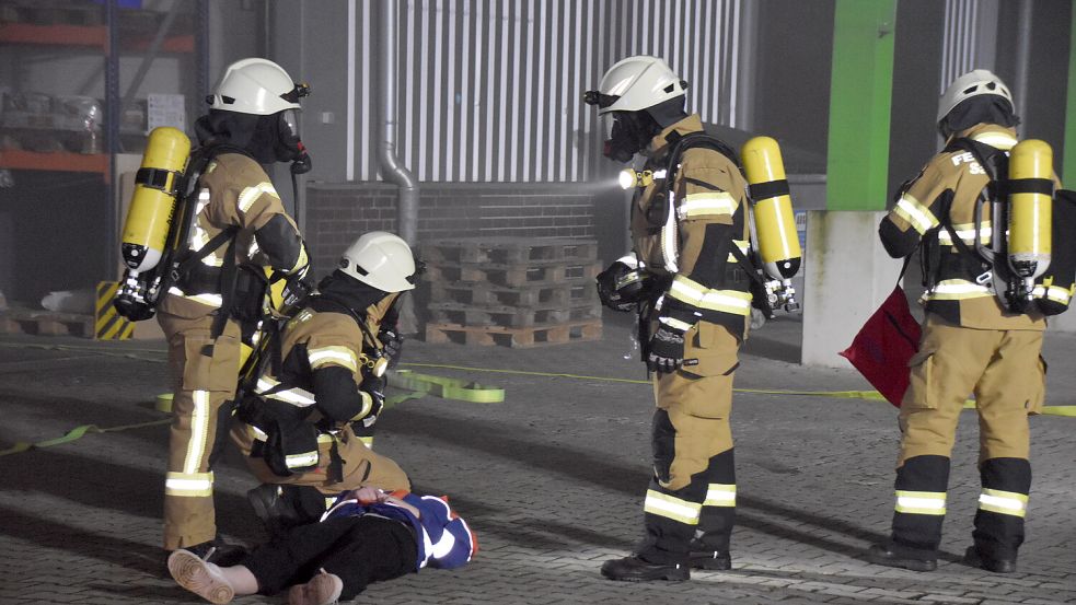 Unter Atemschutz waren die Verletzten zu bergen. Foto: Giehl/Feuerwehr