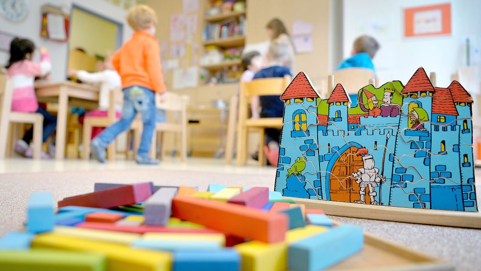 Spielzeug liegt in einer Kindertagesstätte auf dem Boden. In Niedersachsen fehlen Zehntausende Betreuungsplätze in Kitas. Foto: Skolimowska/DPA