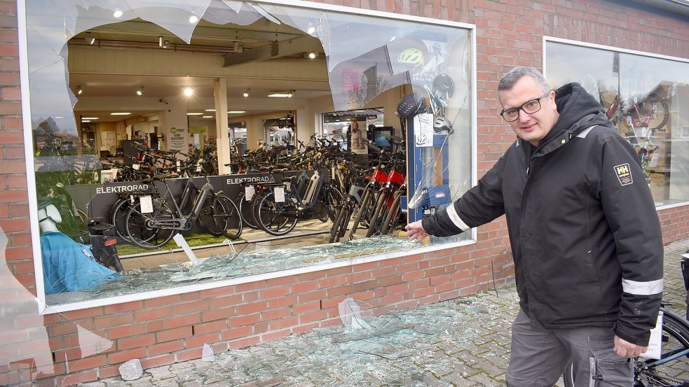 Inhaber Clemens Poelker vom Fahrradgeschäft Wilken Poelker aus Ostrhauderfehn vor dem großen Schaufenster, in das die Täter in der Nacht zu Dienstag eingebrochen sind. Fotos: Zein
