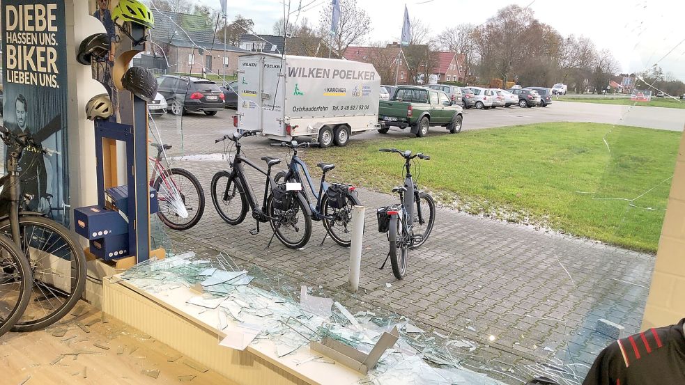 Ein Blick von innen auf das beschädigte Fenster. Die vier E-Bikes, die dort stehen, hatten die Täter aus dem Geschäft geräumt - bei der Flucht allerdings nicht mitgenommen.
