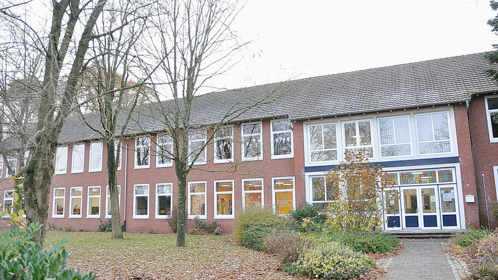 Bei der Grundschule in Möhlenwarf muss sofort gehandelt werden, schreibt die Stadt Weener. Foto: Wolters