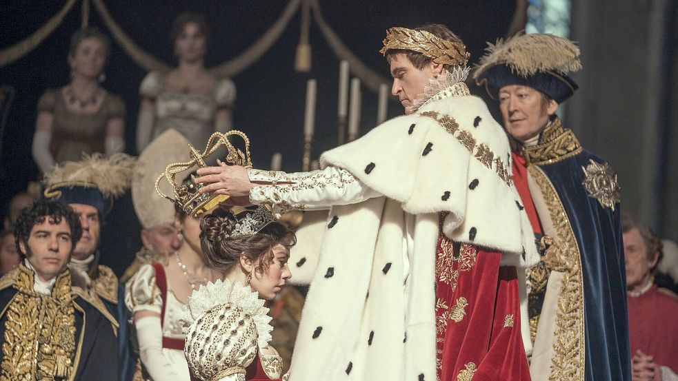 Vanessa Kirby kniet als künftige Kaiserin Josephine vor Joaquin Phoenix als Napoleon in einer Szene des Films „Napoleon“. Foto: Monaghan/Apple TV+/dpa