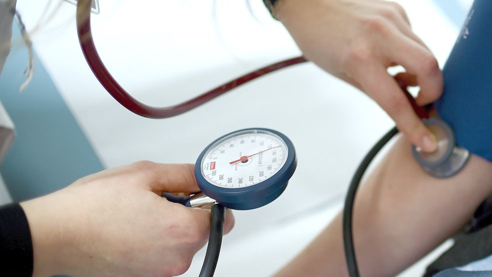 Wenn Ärzte lesen, wie der Verband der Ersatz(kranken)kassen ihr Honorarplus interpretiert, dann ist in ihrer Praxis fraglich, wer den höheren Blutdruck hat – Mediziner oder Patient? Symbolfoto: Pedersen/dpa