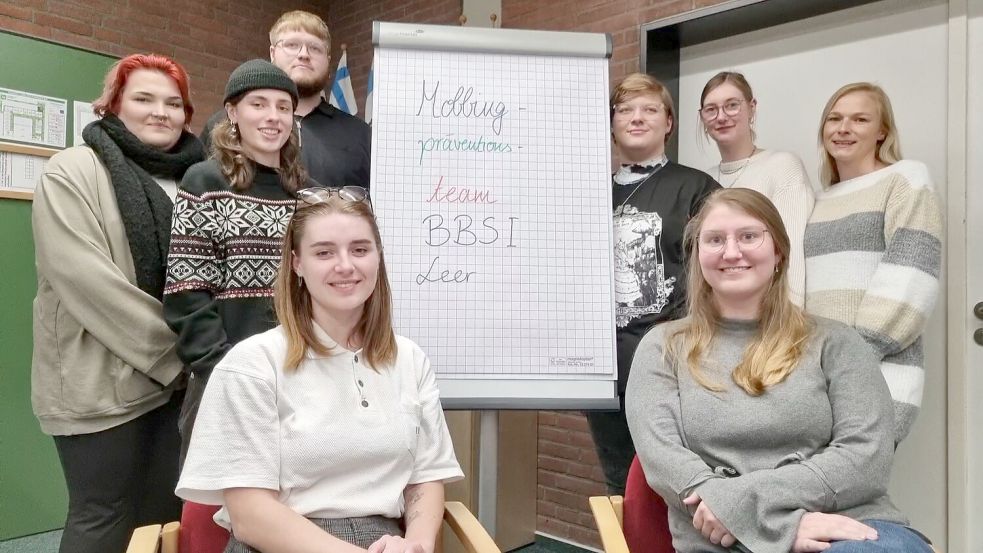 Natascha Henkys (sitzend von links), Jaarste Meenen, Zoe-Luisa Saathoff (stehend von links), Jule Brinkmann, Fabian-René Sonnenschein, Tomke Martens und Sebastian Dänekamp (nicht auf dem Bild) sind Teil des Mobbing-Präventions-Teams. Das Konzept erarbeitet haben die Studentinnen Janneke Berends und Anna Battermann. Foto: Bothe