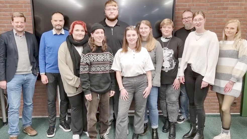 Der stellvertretende Schulleiter Hendrik Banneke (von links), Lehrer Christian Kirschstein, Zoe-Luisa Saathoff, Jule Brinkmann, Fabian-René Sonnenschein, Natascha Henkys, Jaarste Meenen, Tomke Martens, Beratungslehrer Alf Kluge sowie die Studentinnen Janneke Berends und Anna Battermann stellten das Konzept vor. Foto: Bothe