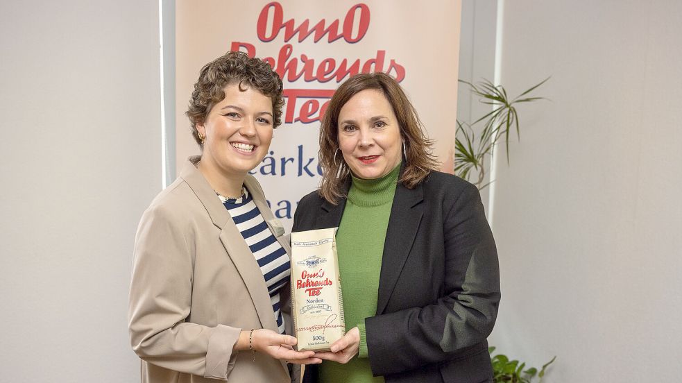 Sie haben den neuen alten Onno-Behrends-Ostfriesentee und das Design entwickelt: Produktentwicklerin Kea Meyke (links) und Marketingchefin Nina Pretzlich. Foto: Bruns