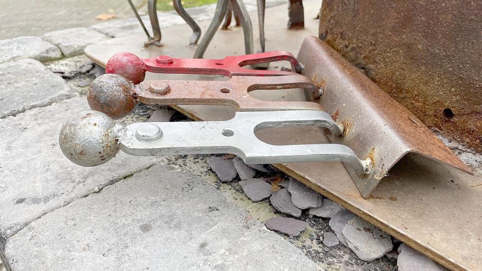 Mit roher Gewalt wurden an einer Kunstinstallation auf dem Marktplatz in Rhauderfehn Figuren abgebrochen. Das passiert immer wieder. Dabei feiert das Werk mit dem Namen „Mitnanner“ eigentlich die Gemeinsamkeit. Foto: Janßen