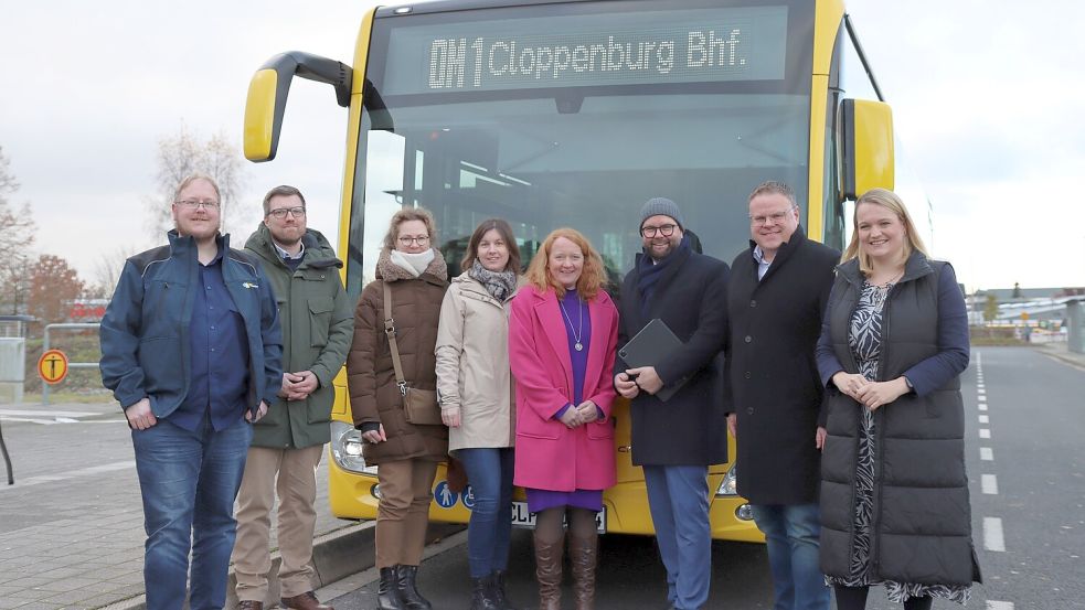 Offizieller Start der Buslinie zwischen Cloppenburg und Vechta am Bahnhof in Cloppenburg: Marco Janßen (SBV Janßen, von links), Stephan Diekmann (Landkreis Vechta), Petra Nienaber, Ingrid Schrapper (beide Landkreis Cloppenburg), Nicole Bramlage (Landkreis Vechta), der Cloppenburger Landrat Johann Wimberg, der Vechtaer Landrat Tobias Gerdesmeyer und Kreisrätin Anne Tapken (Landkreis Cloppenburg). Foto: Beumker / Kreisverwaltung Cloppenburg