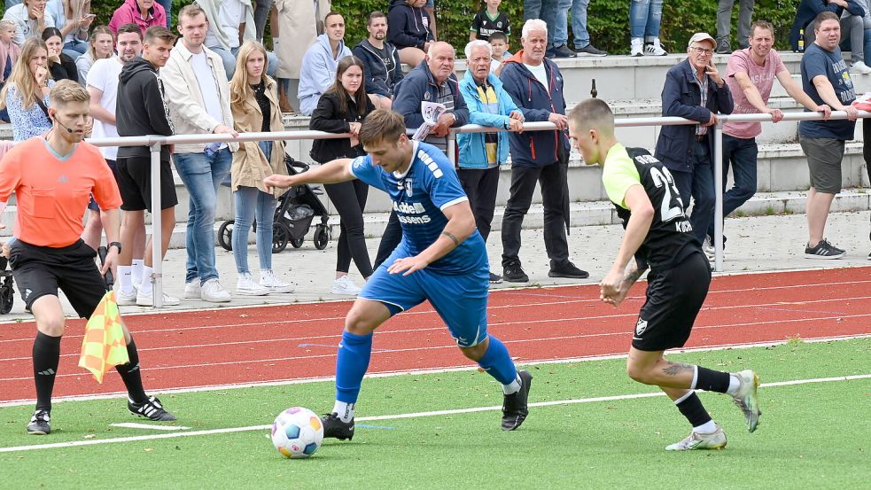 Auch für den TuS Esens (links Niklas Sukowski) und GW Firrel (rechts Lukas Koch) ist das Fußballjahr 2023 vorzeitig beendet. Foto: Steenhoff