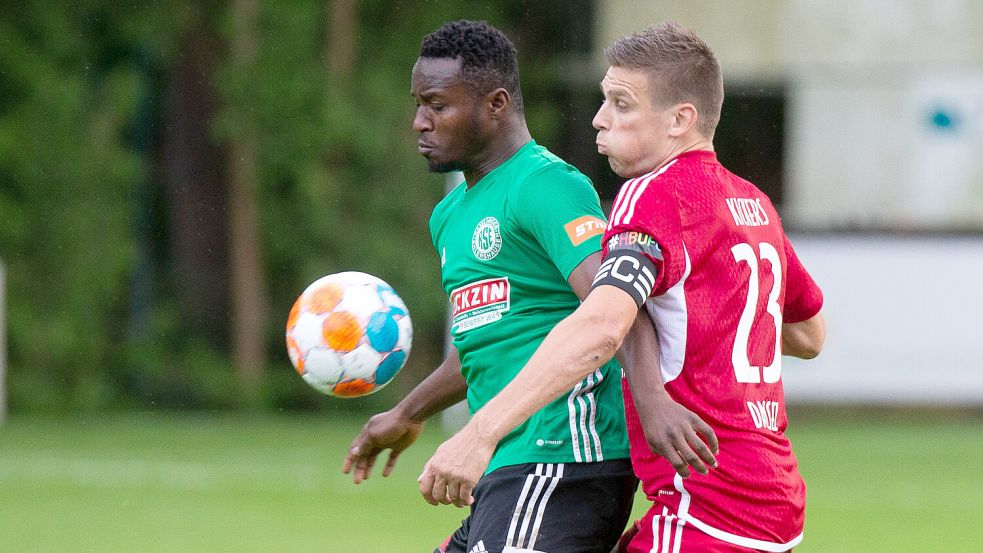 Beim 4:0-Sieg zum Oberliga-Start in Ramlingen mischte Emdens Kapitän Bastian Dassel (rechts) auf dem Feld noch mit. Für das Rückspiel am Freitag ist er aber keine Option. Immerhin kehrte Dassel nach seiner Innenband-Verletzung ins Training zurück. Foto: Doden, Emden