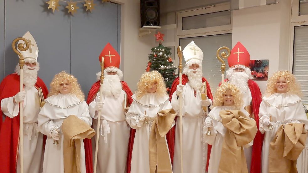 Das Nikolaus-Team mit Engeln der Dorfgemeinschaft Elisabethfehn war im Jahr 2022 mit vier Gruppen unterwegs, nun sind es fünf. Foto: Passmann