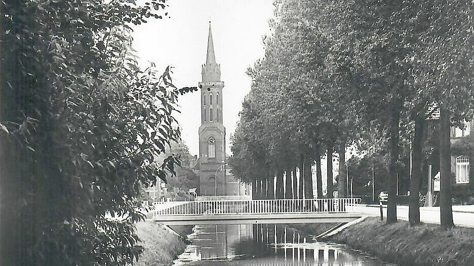 Der Kirchturm prägt das Ortsbild von Westrhauderfehn. Die Aufnahme vom Rajenkanal aus stammt aus dem Jahr 1977.