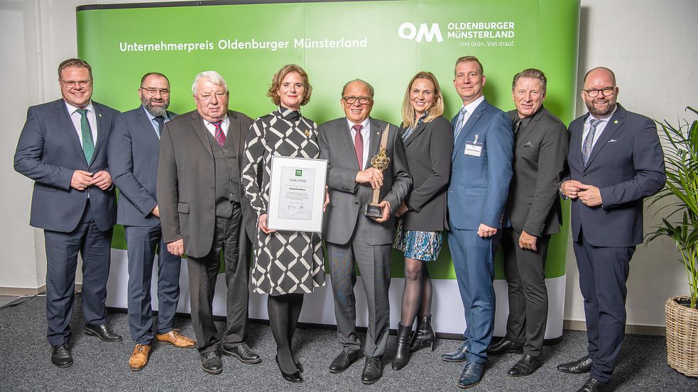 Ehrung Unternehmerisches Lebenswerk 2022: OM-Vizepräsident Tobias Gerdesmeyer (Landrat Landkreis Vechta), Bürgermeister Sven Stratmann (Stadt Friesoythe), Laudator Karl-Heinz Funke, Ellen Knelangen und Alfred Grothaus (Tier- und Freizeitpark Thüle), Alexandra und Christoph Grothaus (Geschäftsführer Tier- und Freizeitpark Thüle), Moderator Ludger Abeln und OM-Präsident Johann Wimberg (Landrat Landkreis Cloppenburg). Foto: Gerald Lampe / Foto Hölzen.
