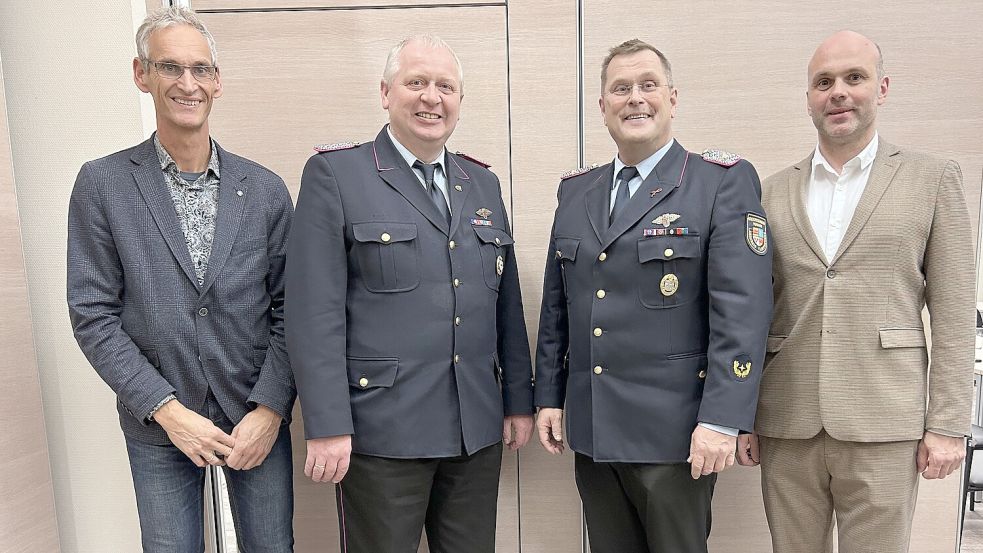 Wahlen bei der Kreisfeuerwehr Cloppenburg (von links): Kreis-Ordnungsamtsleiter Dieter Schütte, stellvertretender Kreisbrandmeister Franz-Josef Nording, Kreisbrandmeister Arno Rauer, stellvertretender Kreis-Ordnungsamtsleiter Daniel Plate. Foto: Giehl/Feuerwehr