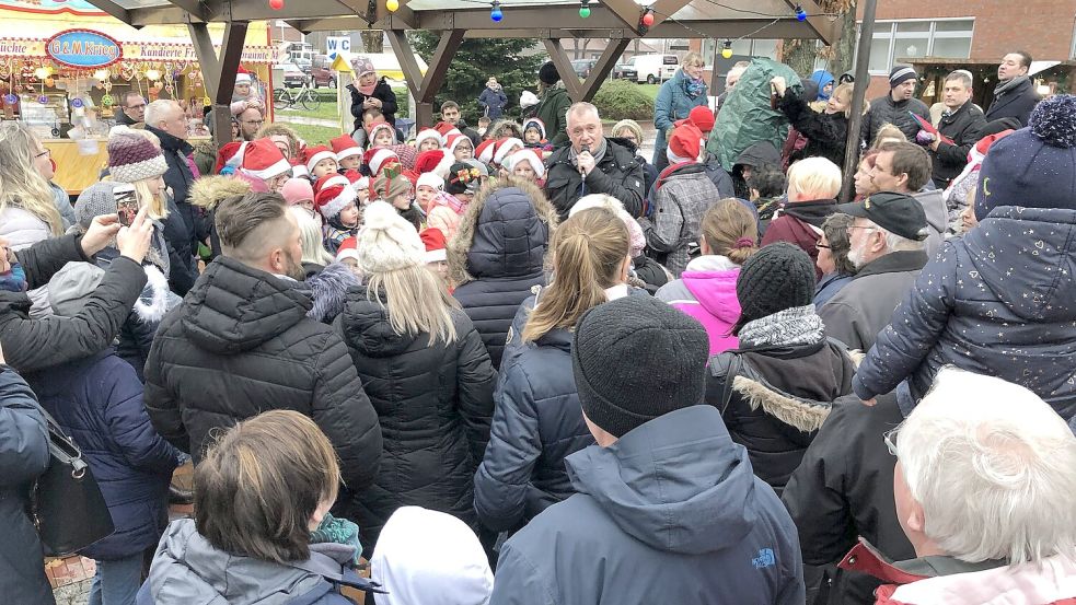 Auch in diesem Jahr eröffnen die Jungen und Mädchen vom Kindergarten Wolkenreiter zusammen mit Bürgermeister Günter Harders wieder das Fest. Foto: Kruse