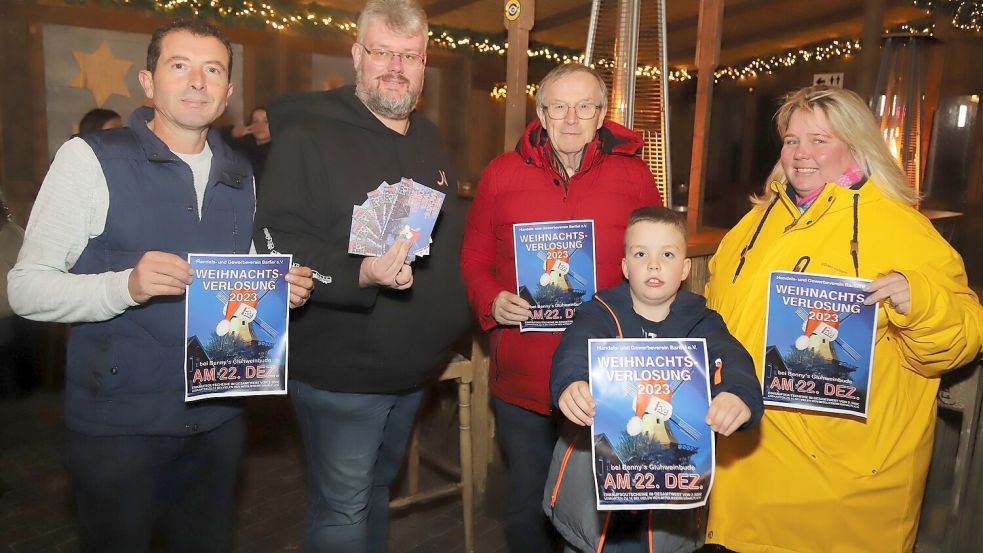Beim Handels- und Gewerbeverein (HGV) Barßel startet die Weihnachtsverlosung. Der Vorstand des HGV verteilt die Gewinnkarten (von links) Arben Haxhijaj, Michael Niemeyer, Franz Bahlmann, Hubert Niemeyer und Natascha Deters Foto: Passmann