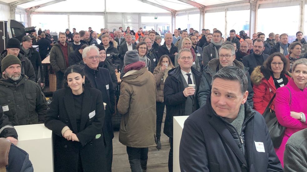 Zahlreiche Gäste sind am Freitag zur Baustelle bei der Friesenbrücke gekommen. Dort fiel der Startschuss für das Bahnprojekt Wunderline. Foto: Ammermann