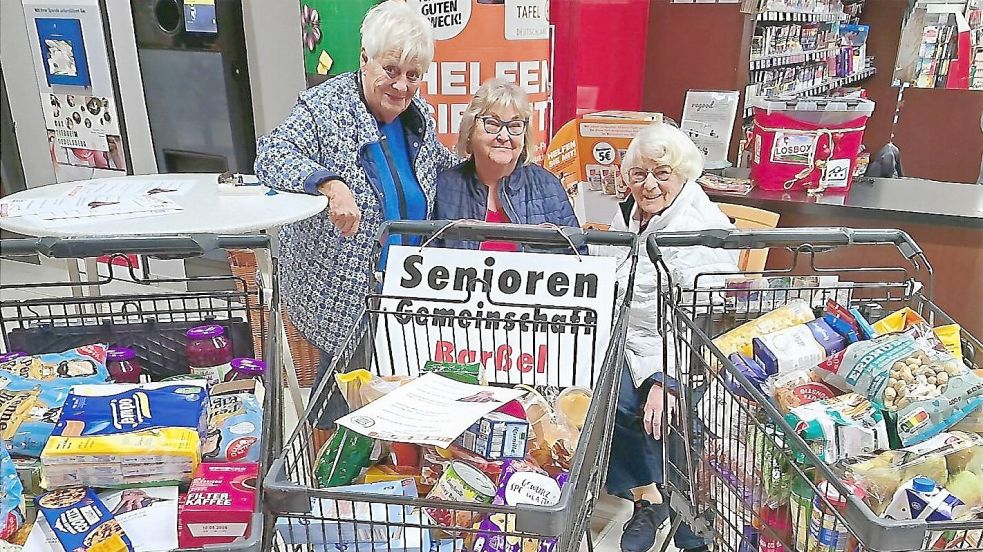 Über drei volle Einkaufswagen freuten sich (von links) Erika Thole, Margret Harms und Liesel Doßmann von der Seniorengemeinschaft Barßel. Foto: Passmann