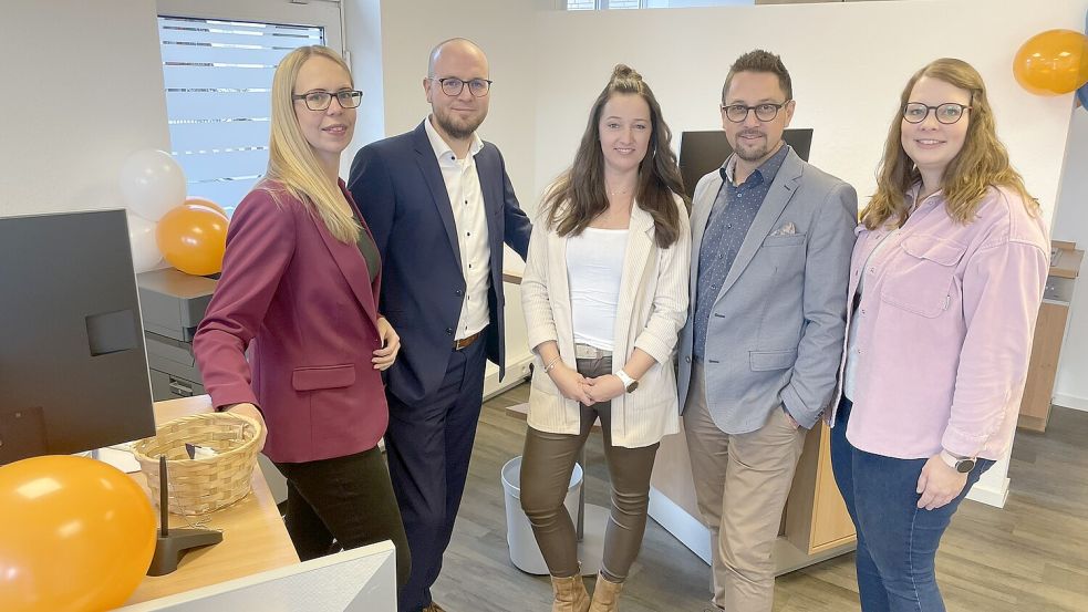 Das Team der Übergangsfiliale mit (von links) Tanja Louwers, Tim Brunken, Insa Cramer, Matthias Geppert und Stefanie Spanjer steht ab dem 1. Dezember bereit. Foto: Hellmers
