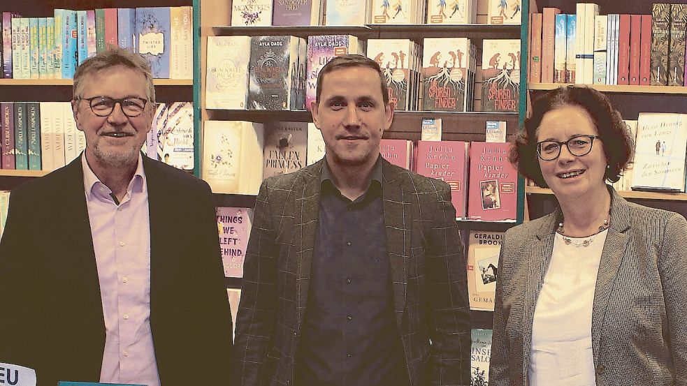 In die Mitte nimmt das Unternehmerehepaar Manuela Gulbins-Eissing und Hans-Bernd Eissing den neuen Inhaber der Buchhandlung am Hauptkanal. Björn Seelenbinder übernimmt zum 1. Januar 2024 die Geschäfte des Traditionsgeschäfts. Foto: Belling