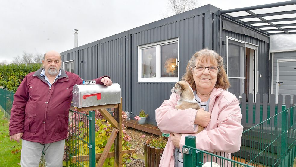 Walter und Gisela Stephan stehen vor ihrem Wohncontainer in Stedesdorf. Foto: Ortgies