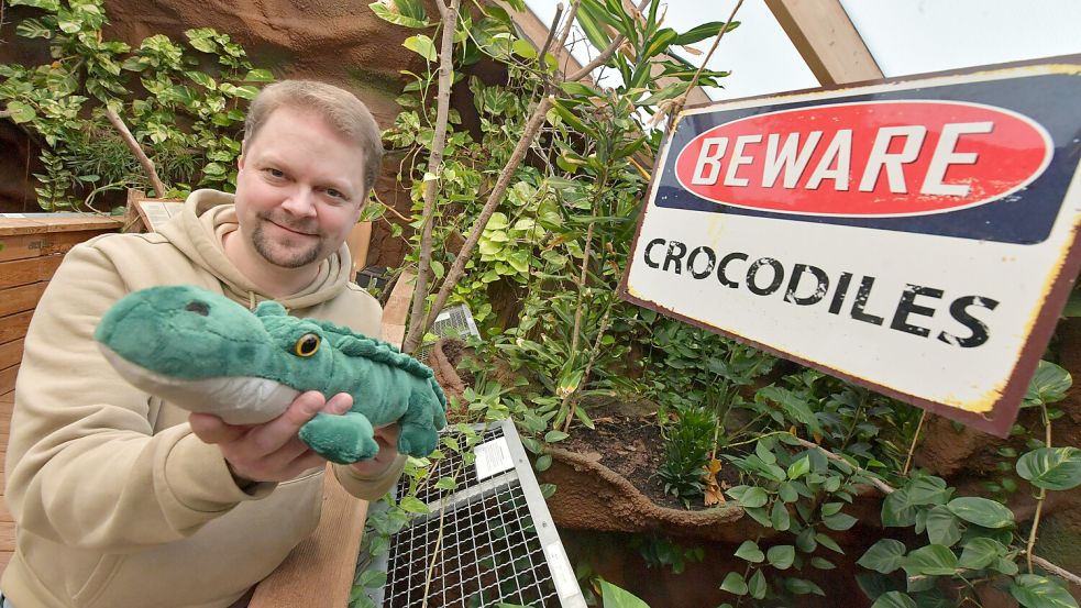 Ein Schild in der Tropenhalle des Seelter Reptilienhuus, das Florian Häselbarth 2019 in Ramsloh eröffnete, warnt vor den gefährlichen Tieren, die dort leben. Der Biologielehrer führt einen Privatzoo für exotische Echsen. Dazu gehören Krokodile, Kaimane und andere Raubtiere. Mit ihnen wohnt Häselbarth unter einem Dach. Foto: Ortgies