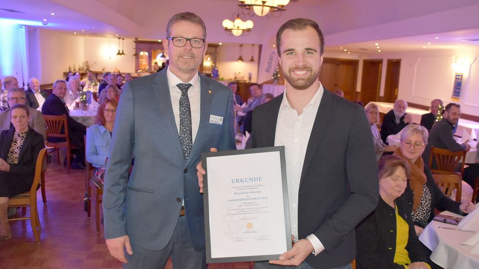 Stolz präsentiert Maximilian Reichel die Urkunde, die ihm Rotary-Präsident Andreas Jansen kurz zuvor überreicht hatte. Reichel ist mit dem Rotary-Handwerkerpreis ausgezeichnet worden. Foto: Ammermann