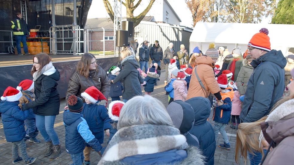 Die Mädchen und Jungen präsentierten auch eine Tanzeinlage. Foto: Ammermann