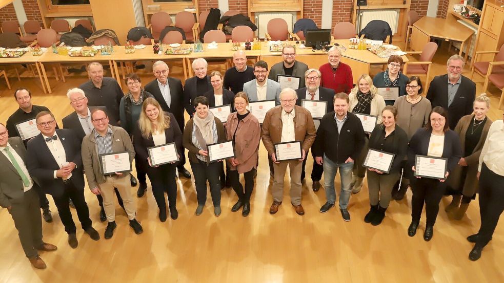 Die Vertreter der Heinrich-Kalkhoff-Stiftung überreichten Urkunden an die geehrten Menschen und Einrichtungen. Foto: Passmann
