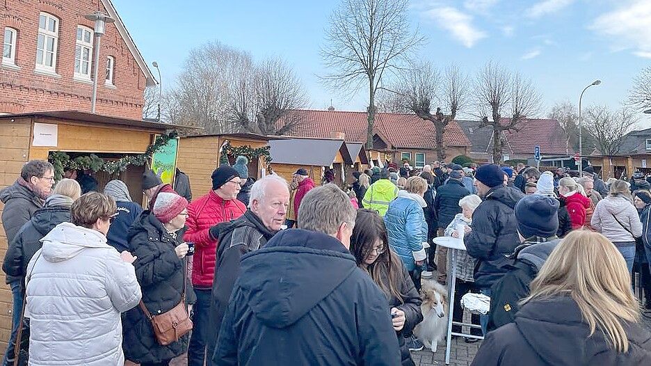 Auf demWeihnachtsmarkt in Ihrhove ist schon gut was los. Foto: David Ammermann