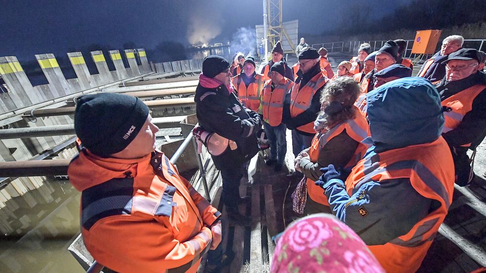 Auch auf die Arbeitsplattform über der Ems wurden die Besucher geführt. Foto: Ortgies