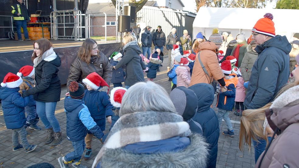 Bereits am Samstag gab es die Veranstaltung „Völlenerfehntjer Weihnachtsleuchten“. Foto: Ammermann