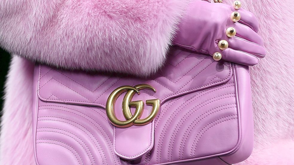 Der Boom am Luxusgüter-Markt mit Handtaschen und teuren Uhren ist vorbei. Hier eine Modenschau von Gucci. Foto: dpa/Daniel Dal Zennaro