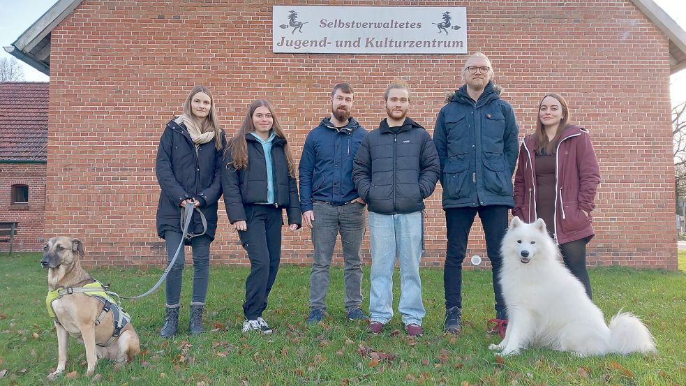 Aktiv für das JUKZ (von links): Lena Goudschaal (26, Vorstandsmitglied), Paula Schöning (21), Hermann Haskamp (29), Moritz Kistner (20), Matthias Coordes (30) und Ela Ballin (29, Vorstandsmitglied) mit Hanna und Ponyo. Foto: Scherzer