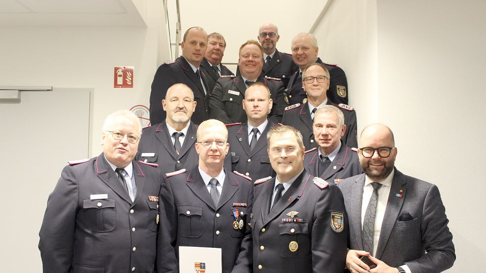 Ehrungen und Beförderungen bei der Kreisfeuerwehr Cloppenburg (von links) Rolf Neumeister, Matthias Schmidt, Arno Rauer, Johann Wimberg, Ludger Wilken, Thomas Giehl, Stefan Middendorf, Matthias Middendorf, Stefan Abshof, Andreas Blömer, Franz Josef Nording, Christian Zielske, Heiko Wichmann. Foto: Kröger/Feuerwehr