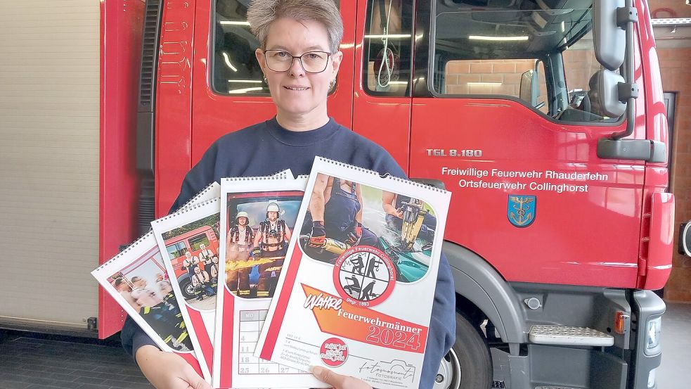 Hunderte „Wahre Feuerwehrmänner“-Kalender sind noch zu verkaufen. Foto: Scherzer