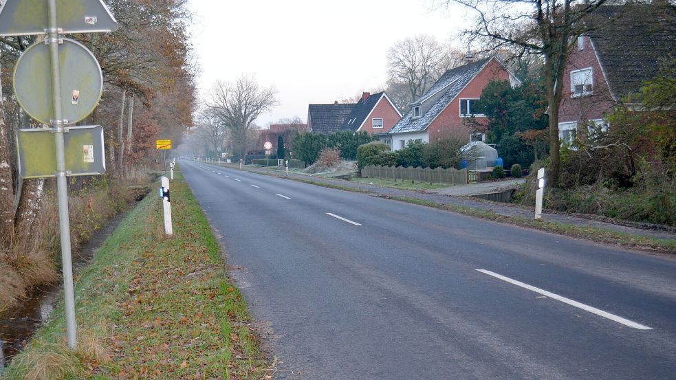 Entlang der Kreisstraße Patersweg-Nord in Ihren, Gemeinde Westoverledingen, bauten vor einigen Jahren etliche junge Familien neu. Andere kauften dort Häuser. Ein Generationswechsel fand statt. Das führt nun zu Problemen. Foto: Fertig