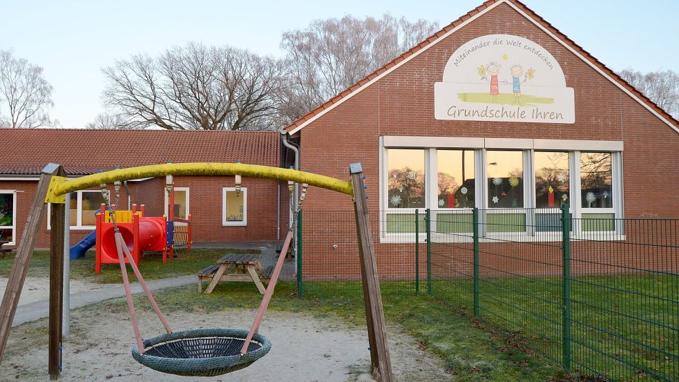 Die Grundschule Ihren ist vom Patersweg-Nord nur gut zwei Kilometer weit entfernt. Weil die Straße unbeleuchtet ist, bringen die meisten Eltern ihre Kinder jetzt während der dunklen Jahreszeit aus Sicherheitsgründen lieber mit dem Auto zur Schule. Foto. Fertig