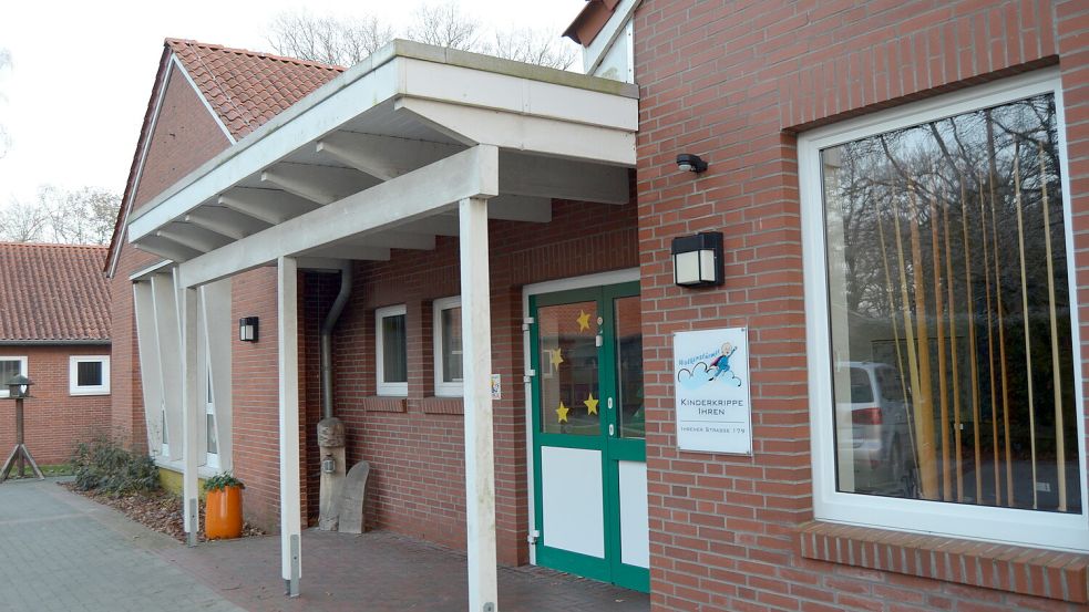 Die Ihrener Kinderkrippe Wolkenstürmer liegt auf demselben Grundstück wie die Grundschule. Auch der evangelisch-reformierte Kindergarten Kinnerhuus liegt unweit entfernt, ebenfalls an der Ihrener Straße.