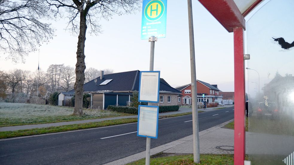 Zur Haltestelle an der Ihrener Straße, wo der Bus in Richtung Rhauderfehn abfährt, müssen die Kinder vom Patersweg-Nord, die dort weiterführende Schulen besuchen. Foto: Fertig