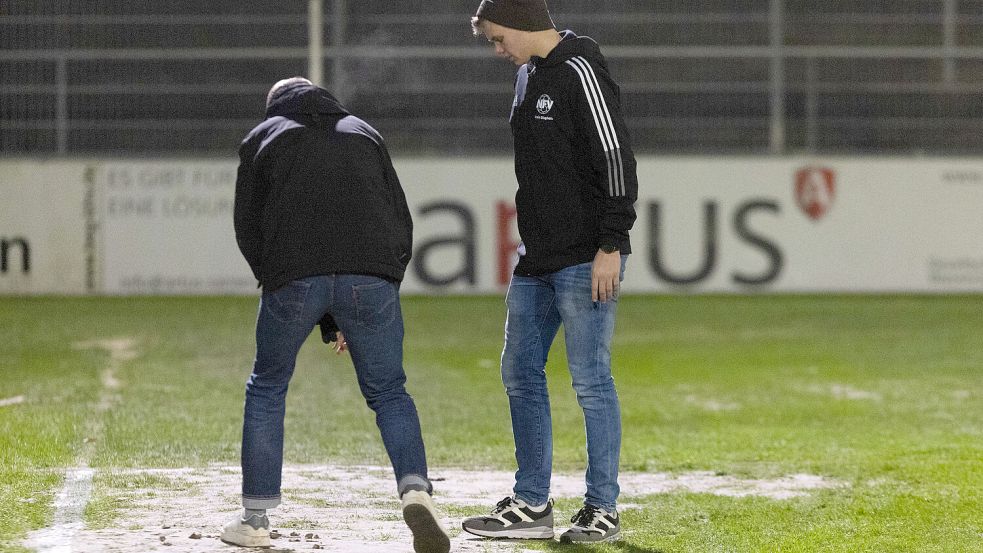 Besonders die mit Sand aufgeschütteten Stellen bewertete das Schiedsrichter-Gespann am Freitagabend in Emden als gefährlich, sie waren teils gefroren und hart. Foto: Doden/Emden