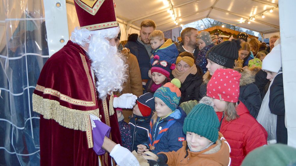 Der Nikolaus besuchte den Stutenkeerlmarkt in Idafehn und überreichte den Kindern kleine Geschenke. Foto: Weers
