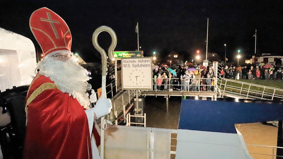Ein Foto aus dem Archiv. Wenn St. Nikolaus mit der MS Spitzhörn in den Hafen einläuft, wird er von vielen Kindern erwartet. Foto: Passmann