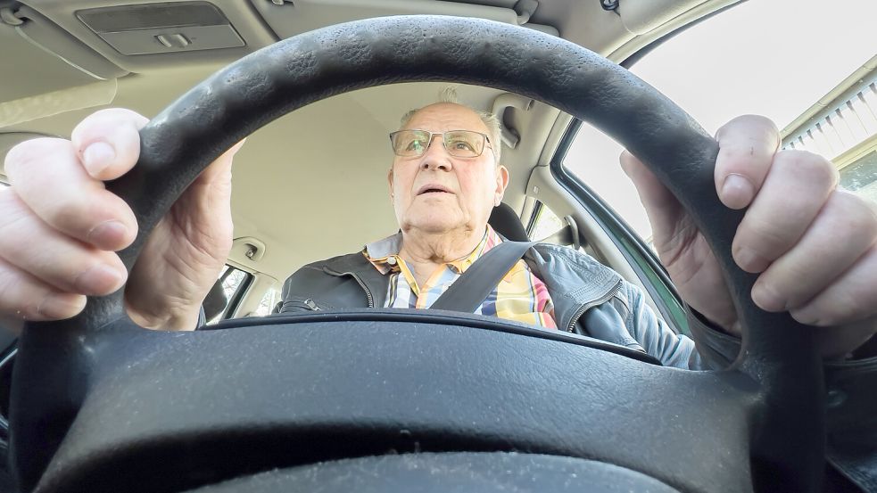 Ein älterer Fahrer beim Fahrtraining „Fit im Auto“ für Senioren. In manchen EU-Ländern müssen ältere Autofahrer bereits regelmäßig zur Fahrtauglichkeitsprüfung. Foto: Stratenschulte/DPA