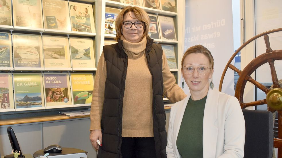 Kerstin Esders vom gleichnamigen Reisebüro in Ostrhauderfehn und ihre neue Mitarbeiterin Tanja Eilts haben in diesen Tagen gut zu tun. Foto: Zein