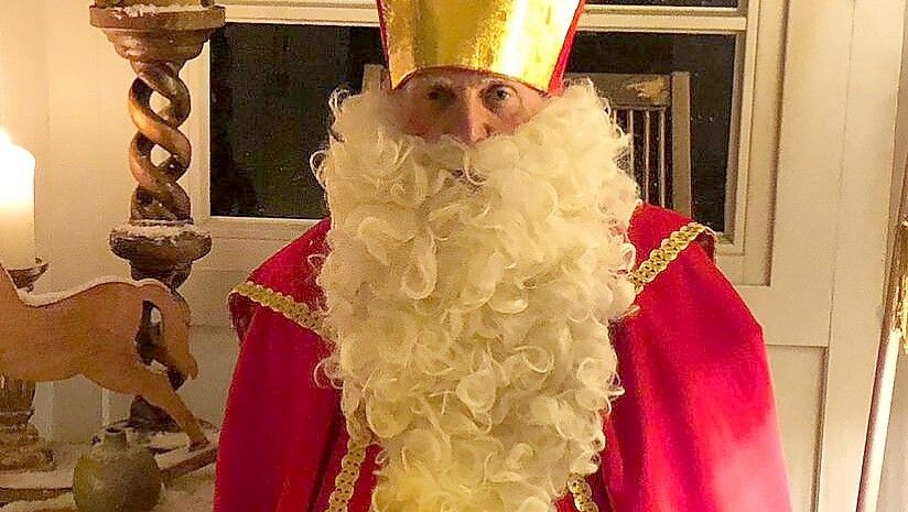 Viele Jahre lang war Johannes Münzebrock in Ramsloh als Nikolaus für die Kinder im Einsatz. Als während der Corona-Pandemie kein Besuch in den Haushalten möglich war, wurde mit ihm als Nikolaus ein Video gedreht, dass sich die Familien ansehen konnten. Foto: privat