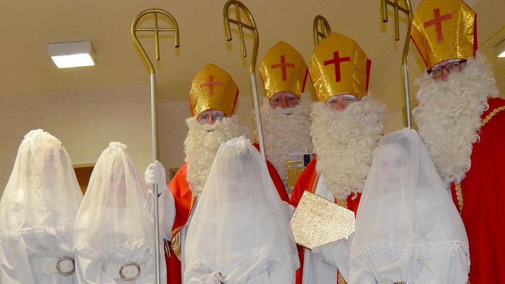 Diese vier Nikoläuse mit ihren Engelein zogen am Dienstag am späten Nachmittag los, um in Ramsloh Kinder zu besuchen. Das goldene Buch und den Bischofsstab hatte jeder dabei. Foto: Fertig
